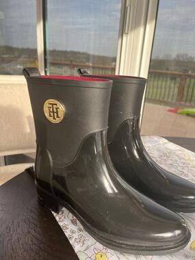 Tommy Hilfiger Black Rain Boots with Red Lining worn twice !